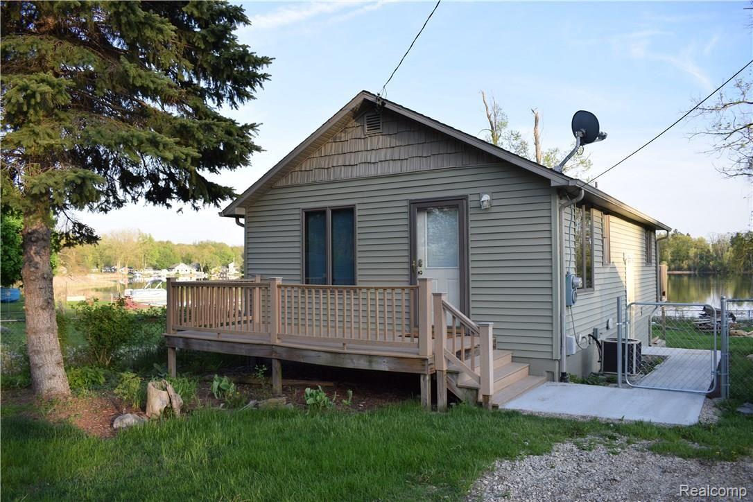 2137 Wiggins Road Fenton, MI 48430 - Photo 1 of 11 www.JenniferTremaine.com