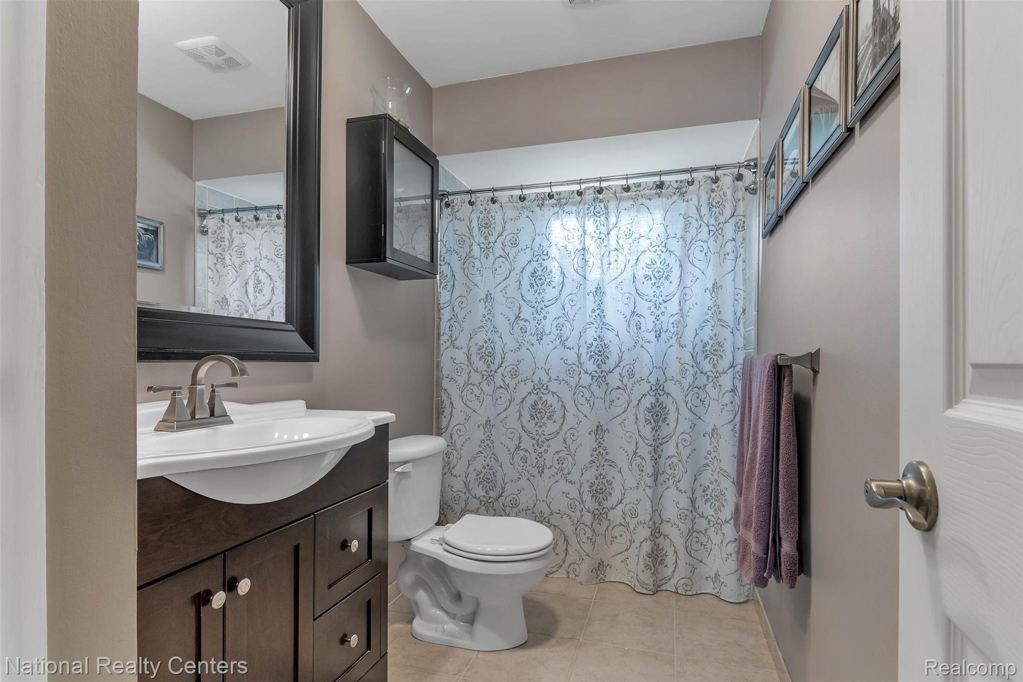 3388 Longview Avenue Rochester, MI 48307 - Photo 19 of 30 19-3388 Longview Ave-WindowStill-Real-Estate-Photography-19.jpg