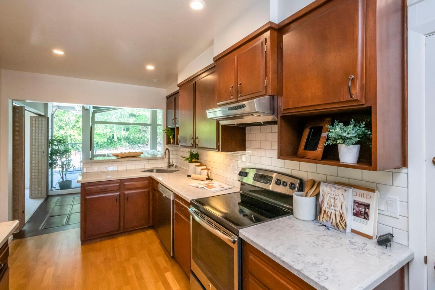 320 Ranelagh Road Hillsborough, CA 94010 - Photo 13 of 29 Gallery Image 13