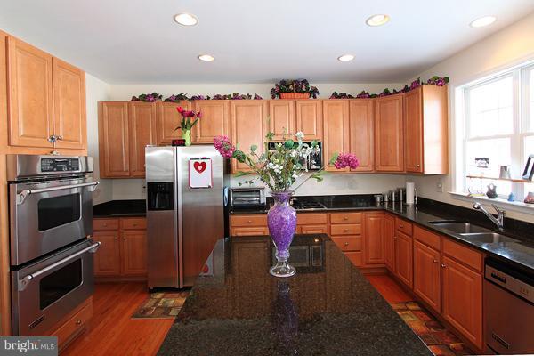 2514 Sapling Ridge Lane Brookeville, MD 20833 - Photo 17 of 25 JENN-AIR STAINLESS STEEL APPLIANCES