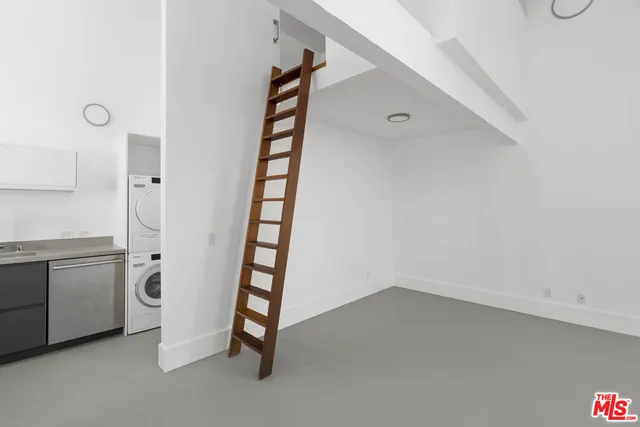 $5,750 | 558 Rose Avenue, Unit 2, Venice, CA 90291