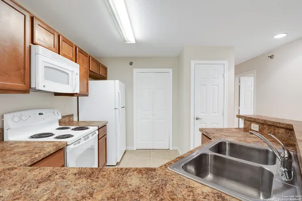 $1,350 | 7323 Snowden Road, Unit 3306, San Antonio, TX 78229