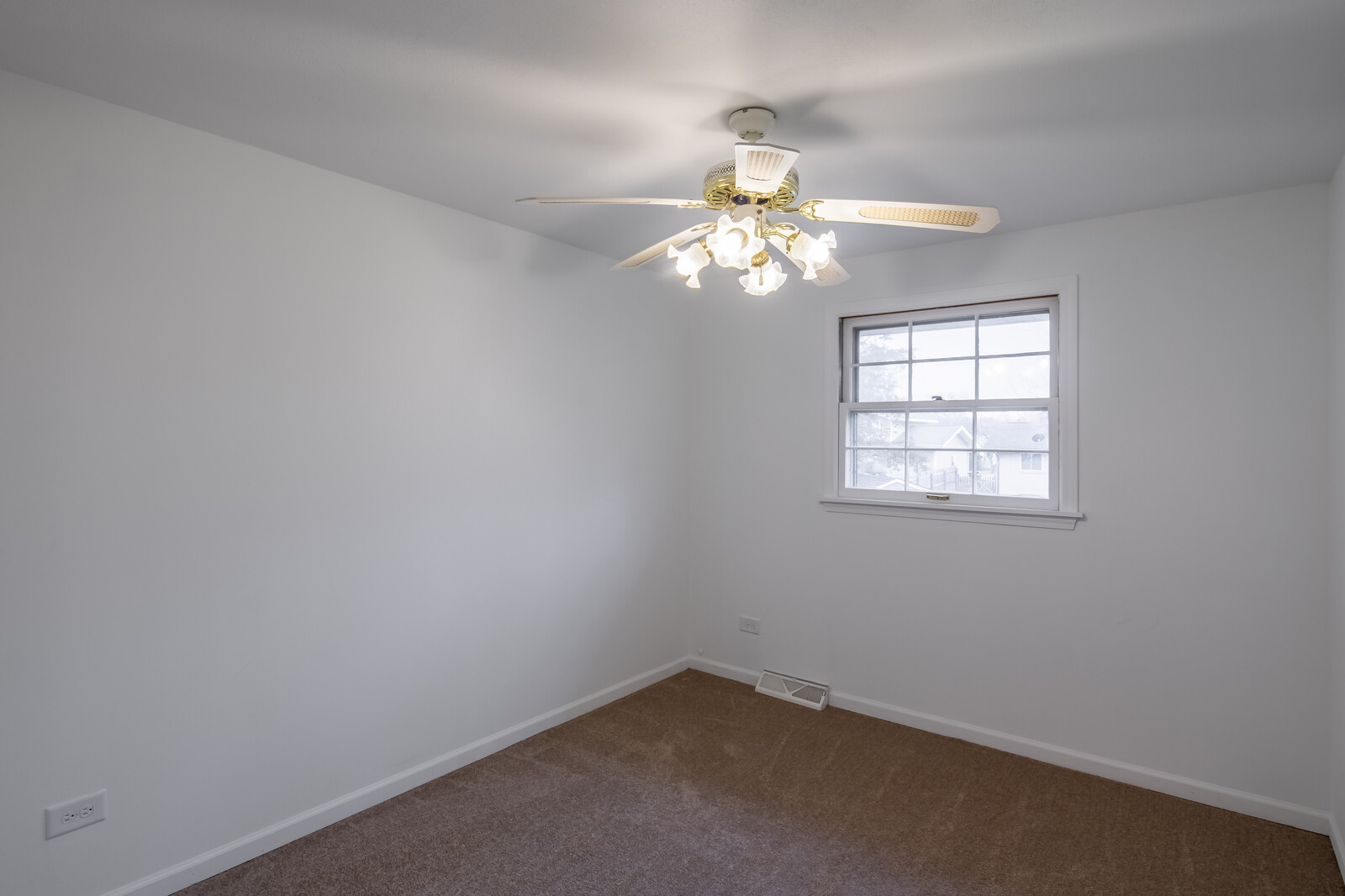 2321 Beck Road Lindenhurst, IL 60046 - Photo 13 of 30 an empty room with a window