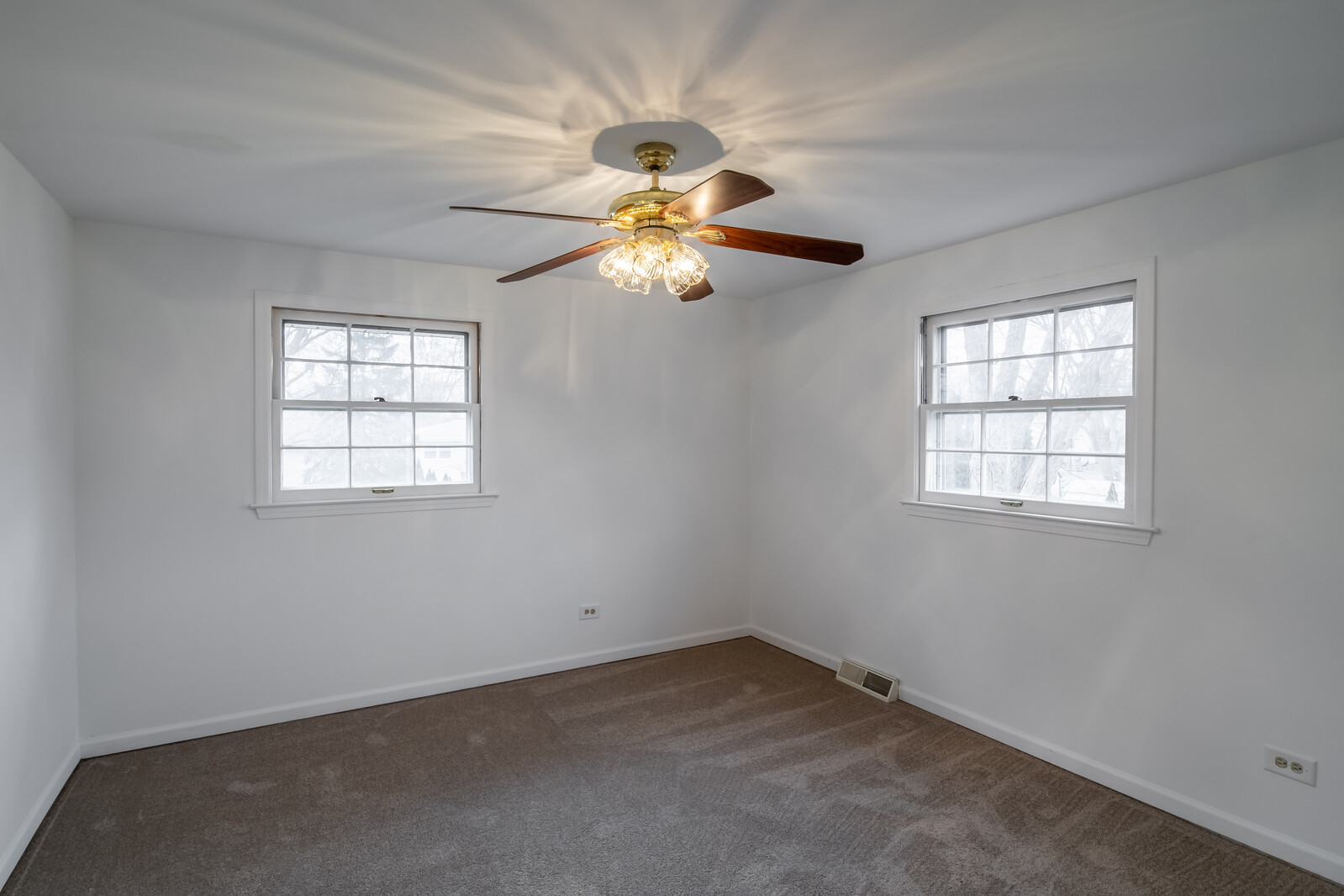2321 Beck Road Lindenhurst, IL 60046 - Photo 18 of 30 an empty room with windows and fan