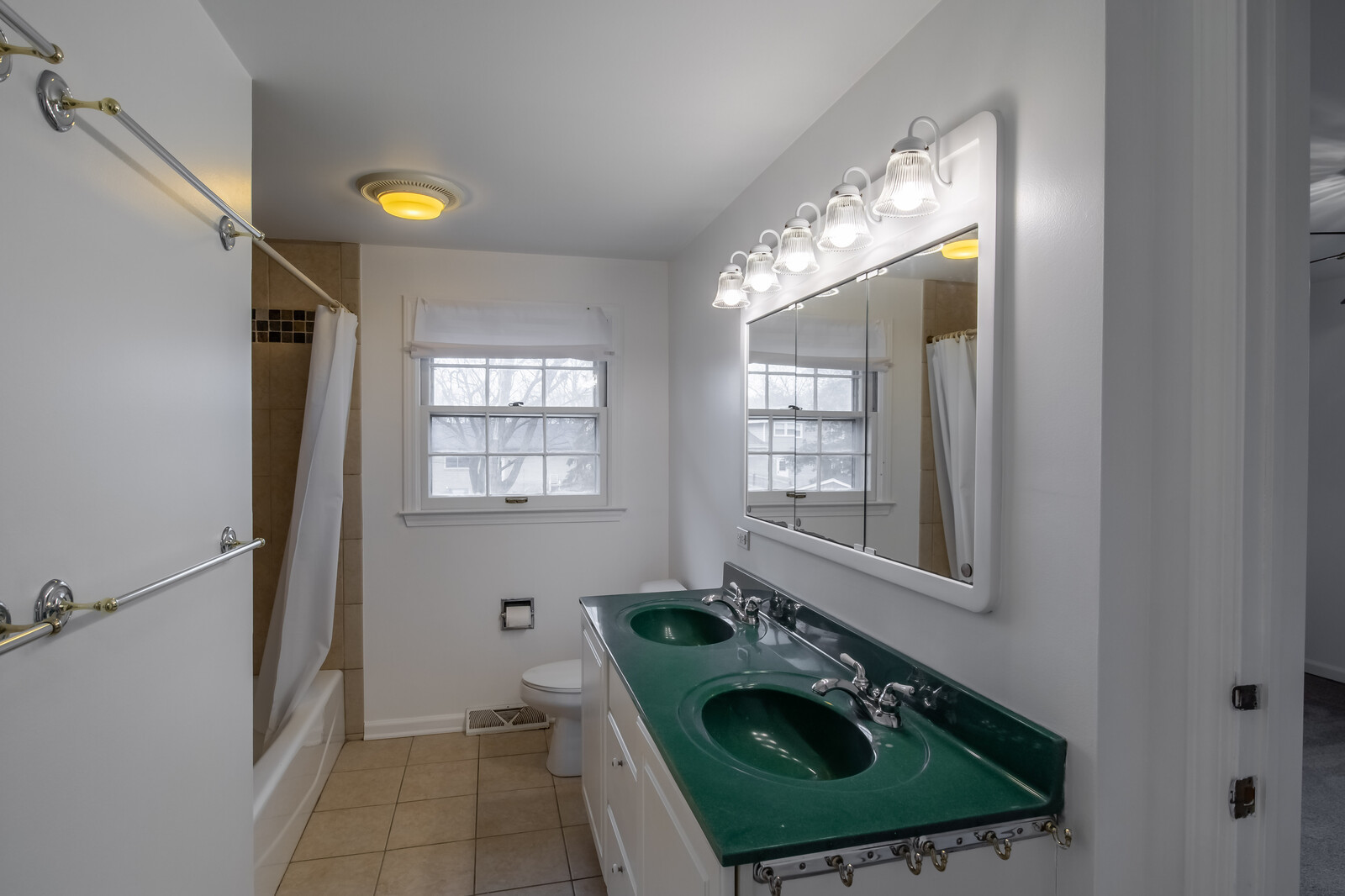 2321 Beck Road Lindenhurst, IL 60046 - Photo 21 of 30 a bathroom with a tub sink and mirror