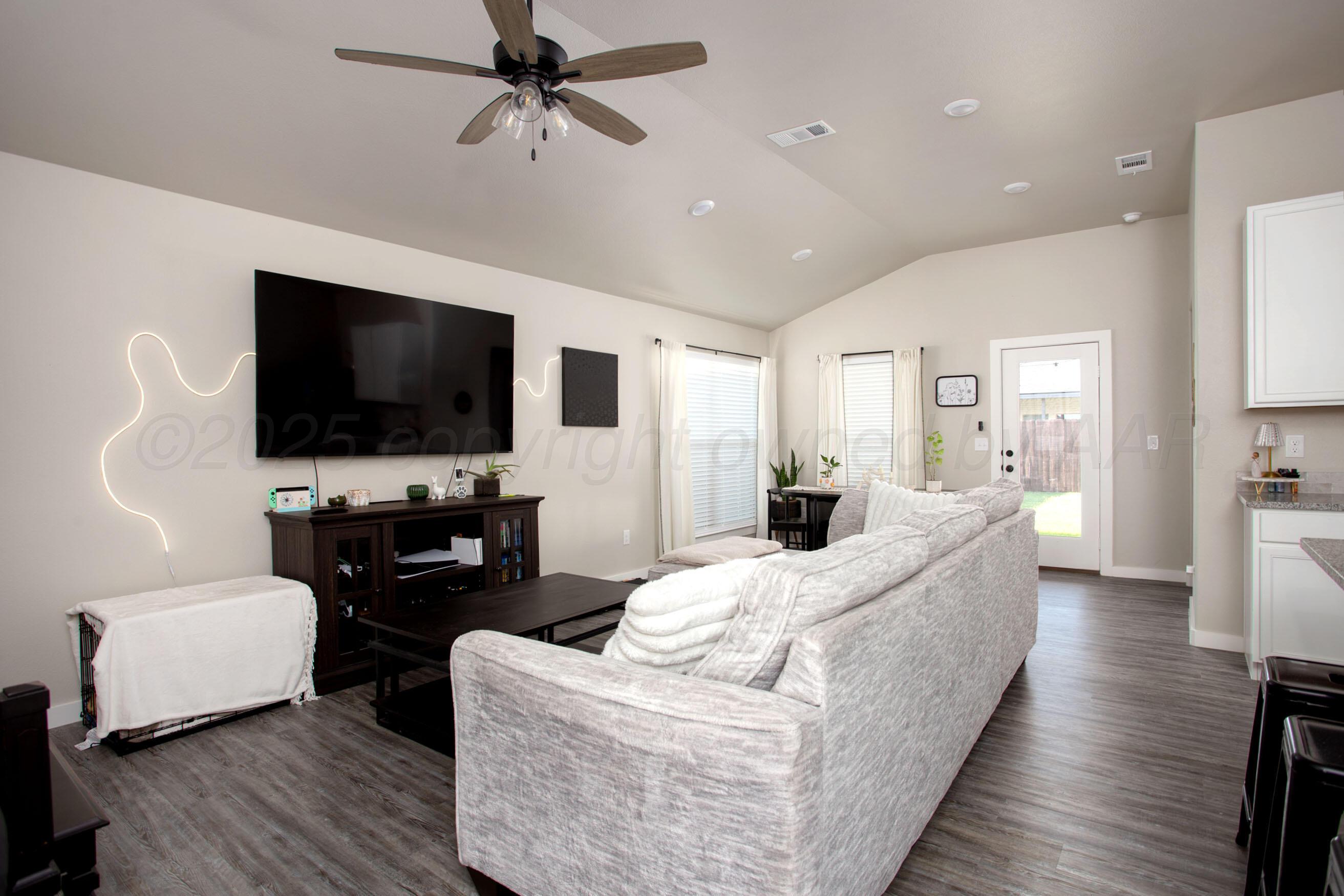 1701 Morningside Avenue Amarillo, TX 79118 - Photo 4 of 20 Living Room