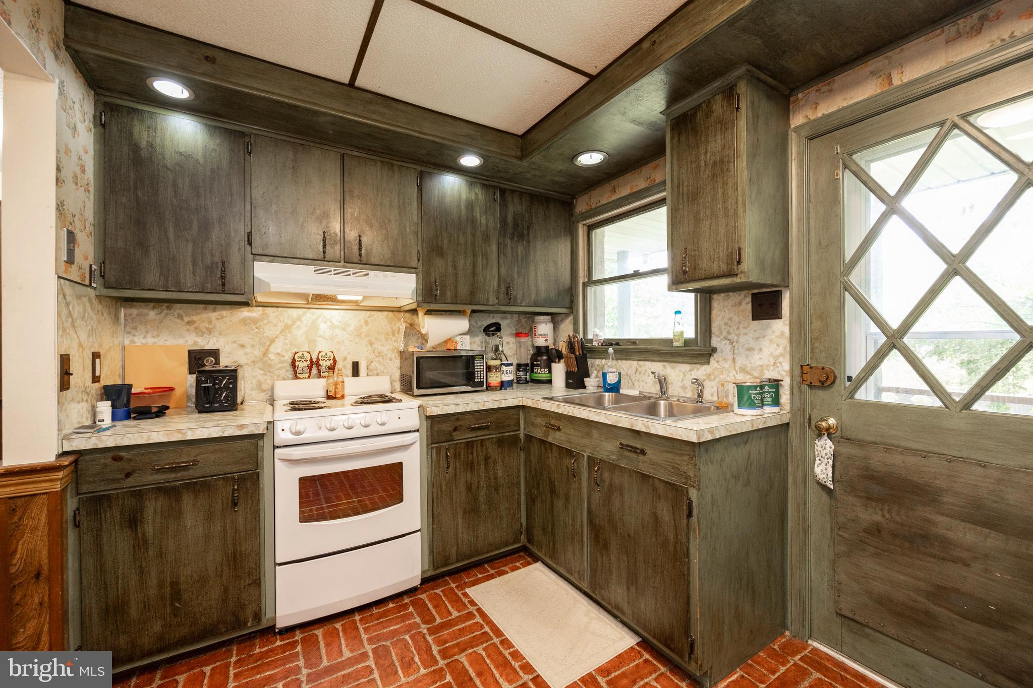 1071 Favinger Road Pottstown, PA 19465 - Photo 34 of 61 rental unit kitchen
