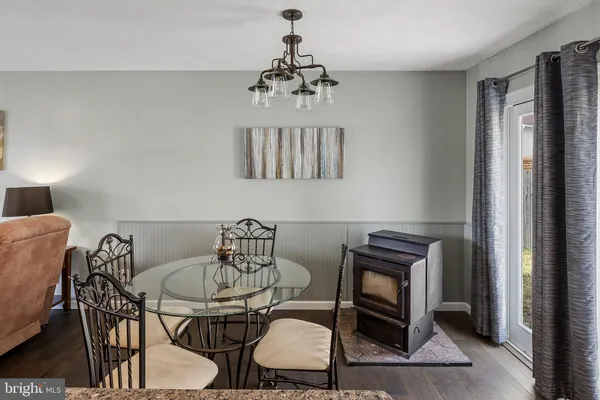 a view of a livingroom with furniture