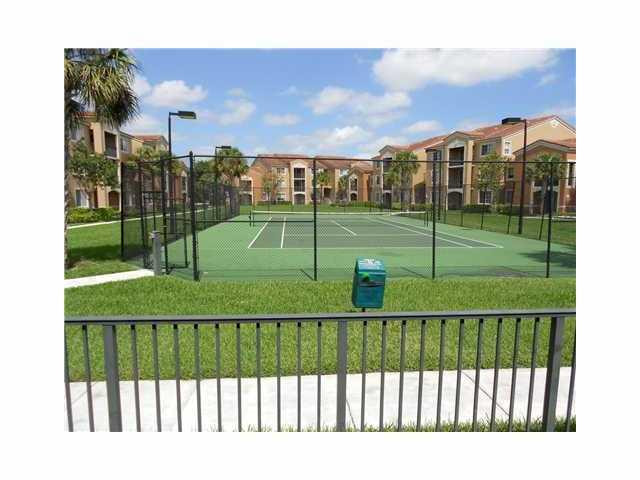 7970 North Nob Hill Road, Unit 5306 Tamarac, FL 33321 - Photo 5 of 11 Exterior Front