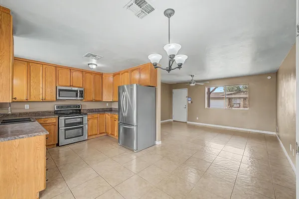 $2,575 | 17801 North 8th Drive, Phoenix, AZ 85023