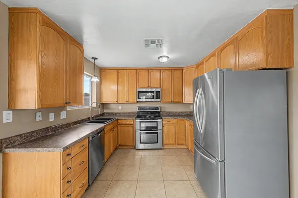 $2,575 | 17801 North 8th Drive, Phoenix, AZ 85023