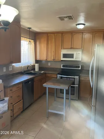 $2,575 | 17801 North 8th Drive, Phoenix, AZ 85023