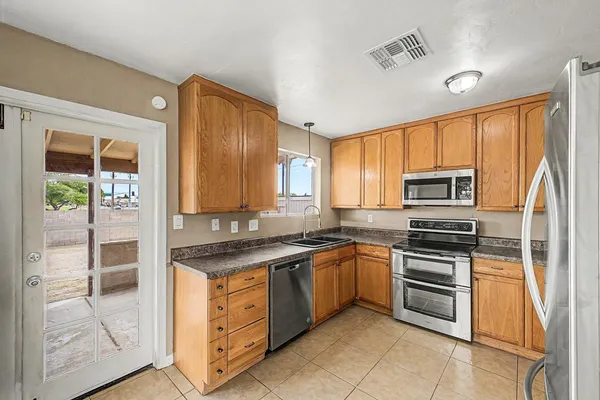 $2,575 | 17801 North 8th Drive, Phoenix, AZ 85023