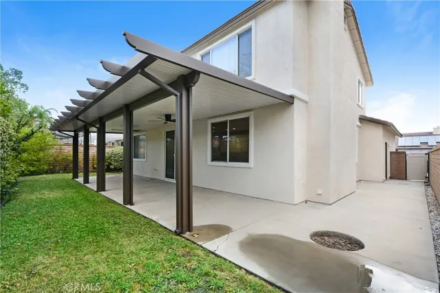 a view of a house with backyard and porch