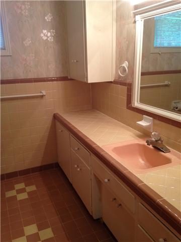 4618 Marion Road Cunningham, TN 37052 - Photo 11 of 16 Large bath with lots of tile.