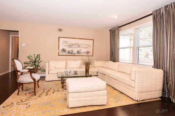 $595,000 | 2753 Wilshire Lane, Northbrook, IL 60062