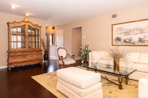 $595,000 | 2753 Wilshire Lane, Northbrook, IL 60062