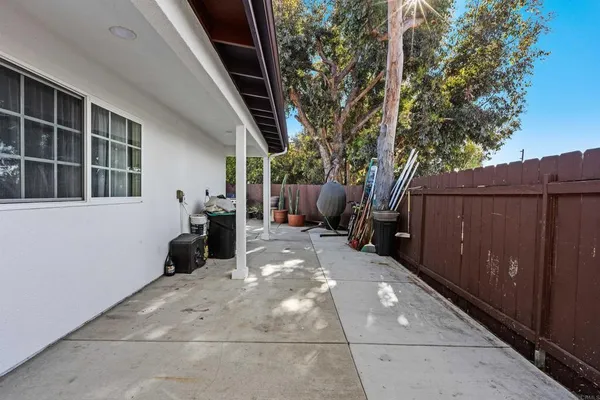 a view of a back yard