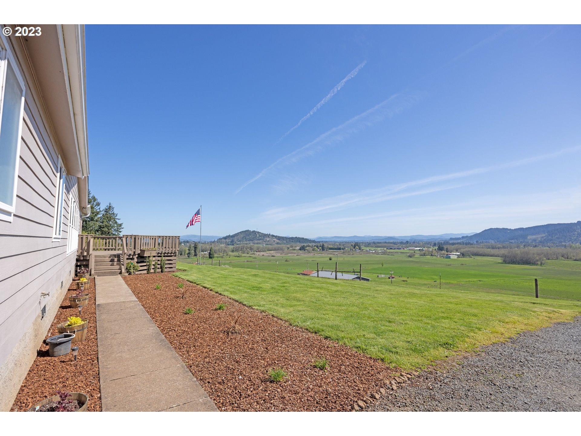33125 Tate Road Creswell, OR 97426 - Photo 3 of 46 a view of an ocean and beach