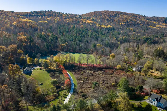 a view of a houses with a yard