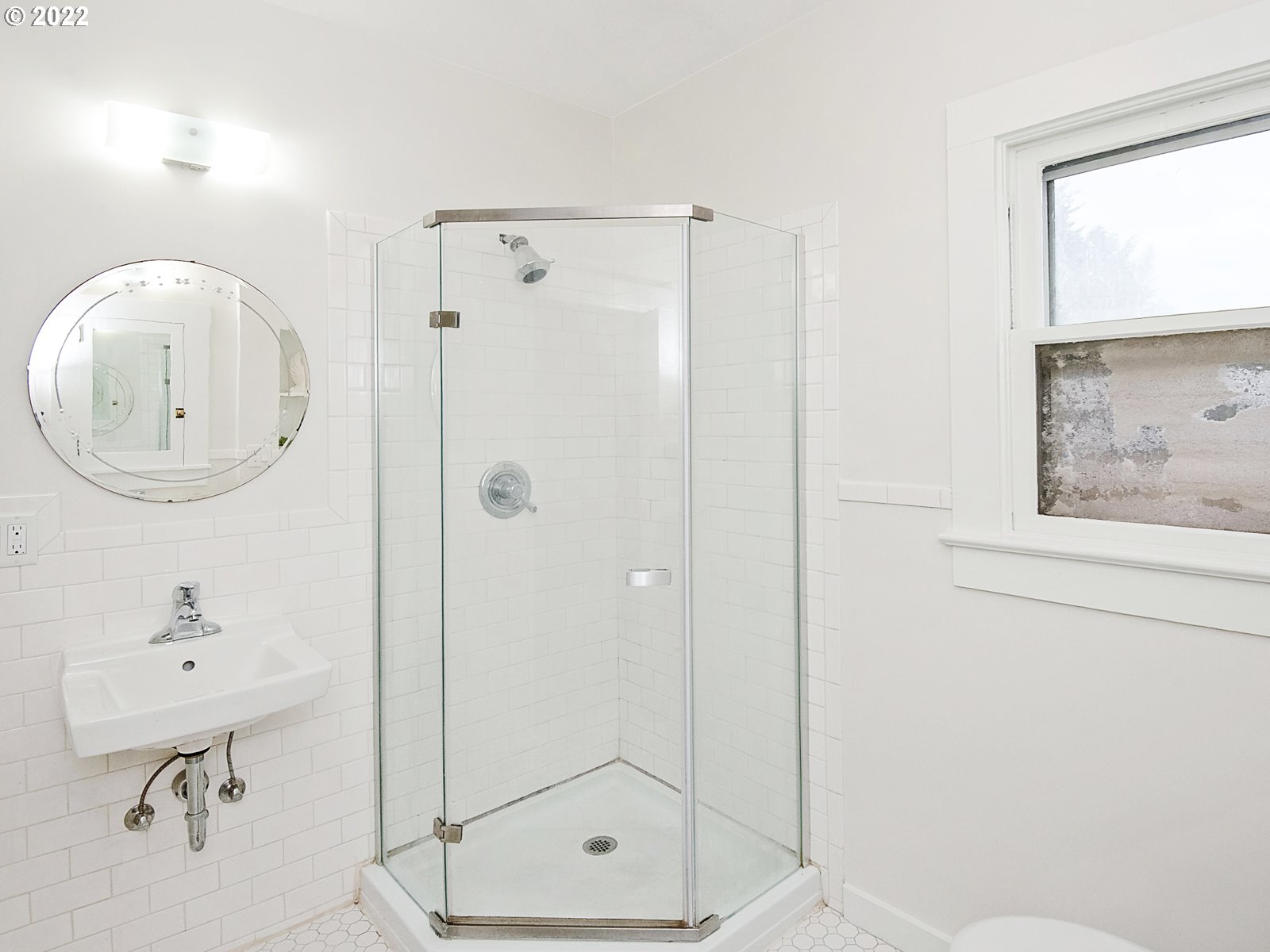 2041 North Rosa Parks Way Portland, OR 97217 - Photo 23 of 32 Bathroom