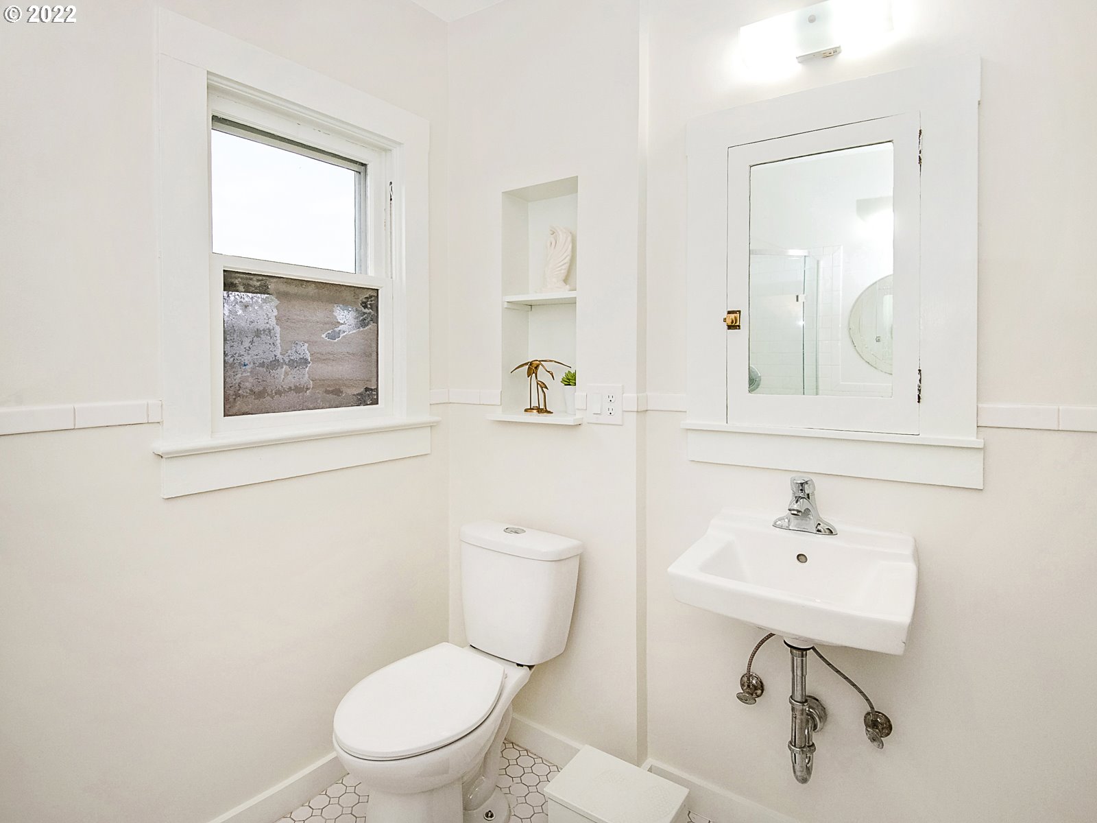 2041 North Rosa Parks Way Portland, OR 97217 - Photo 24 of 32 Bathroom