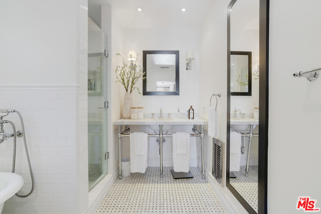 1417 Queens Road Los Angeles, CA 90069 - Photo 17 of 25 a bathroom with a sink and a mirror