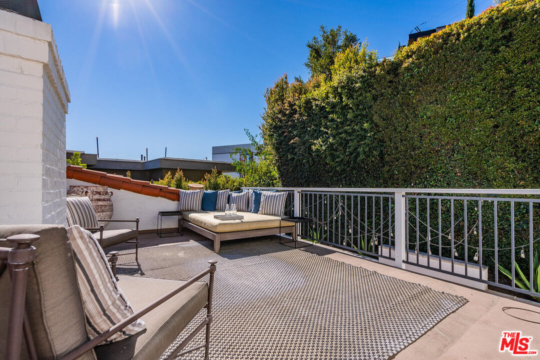 1417 Queens Road Los Angeles, CA 90069 - Photo 20 of 25 a view of a balcony with chairs