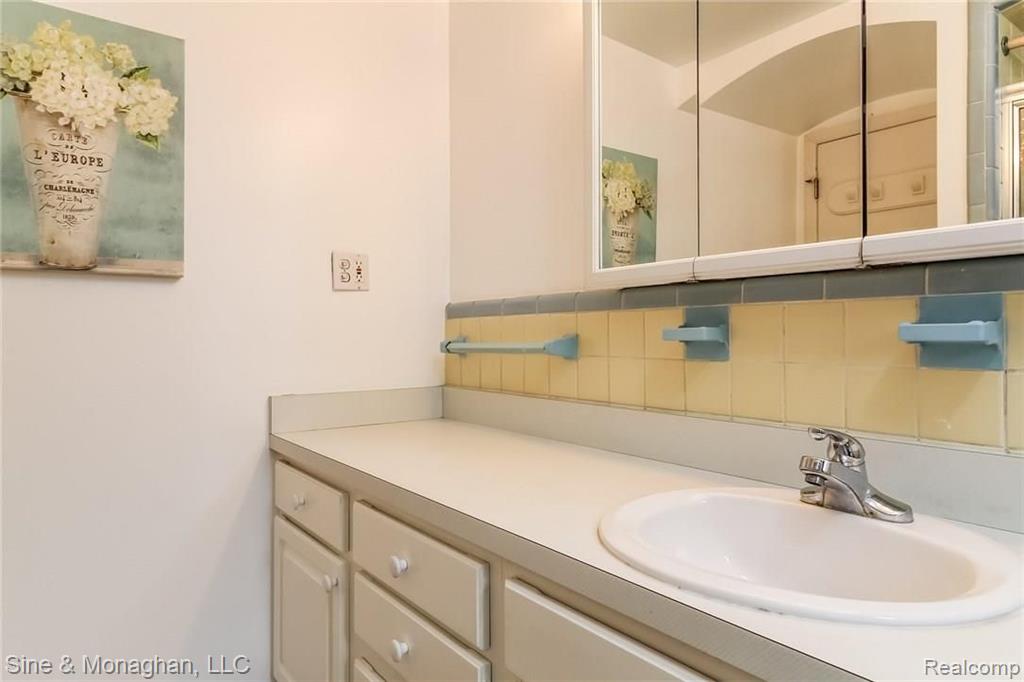 1605 Prestwick Road Grosse Pointe Woods, MI 48236 - Photo 22 of 46