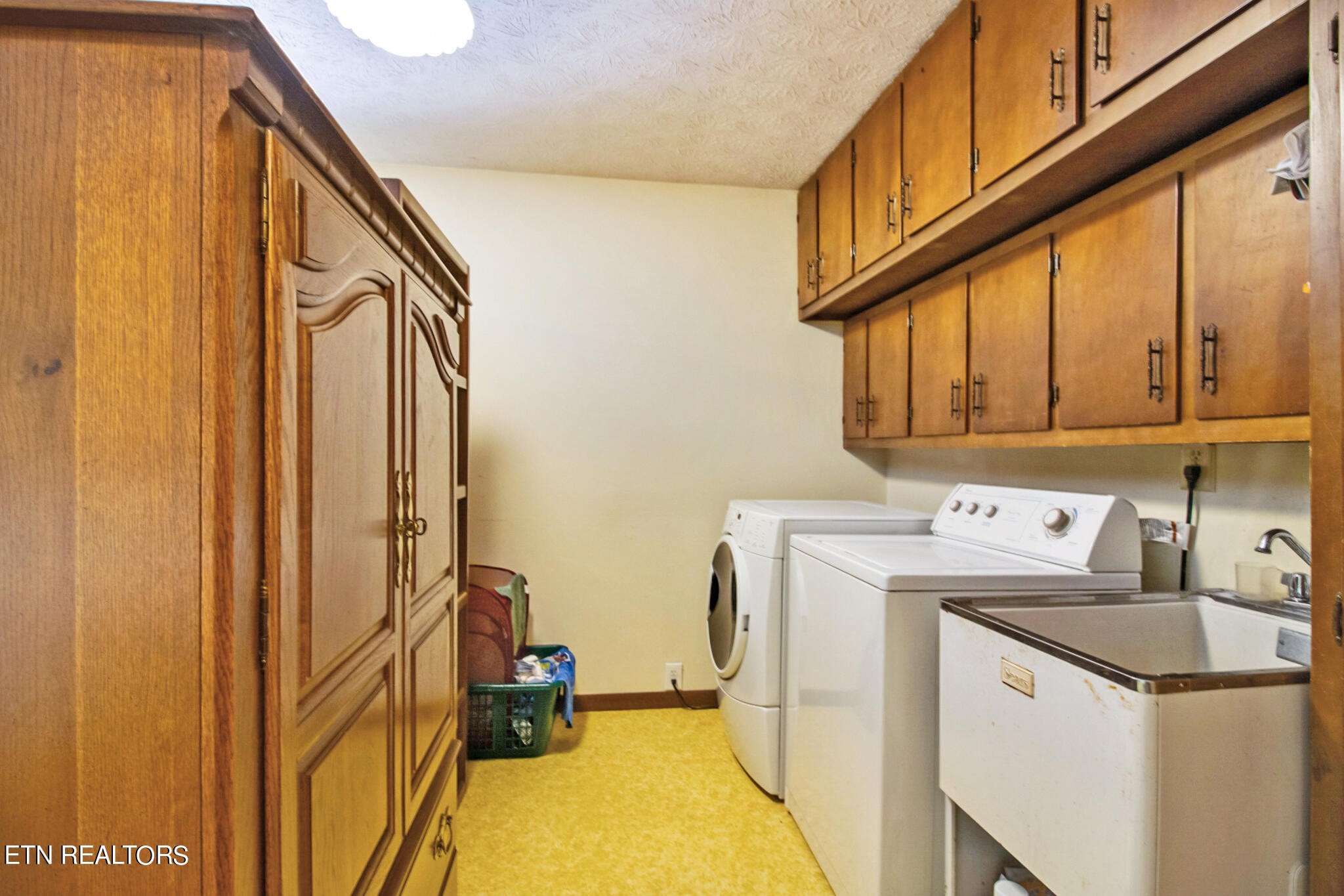 1620 Bell Road Crossville, TN 38571 - Photo 15 of 54 a utility room with dryer and washer