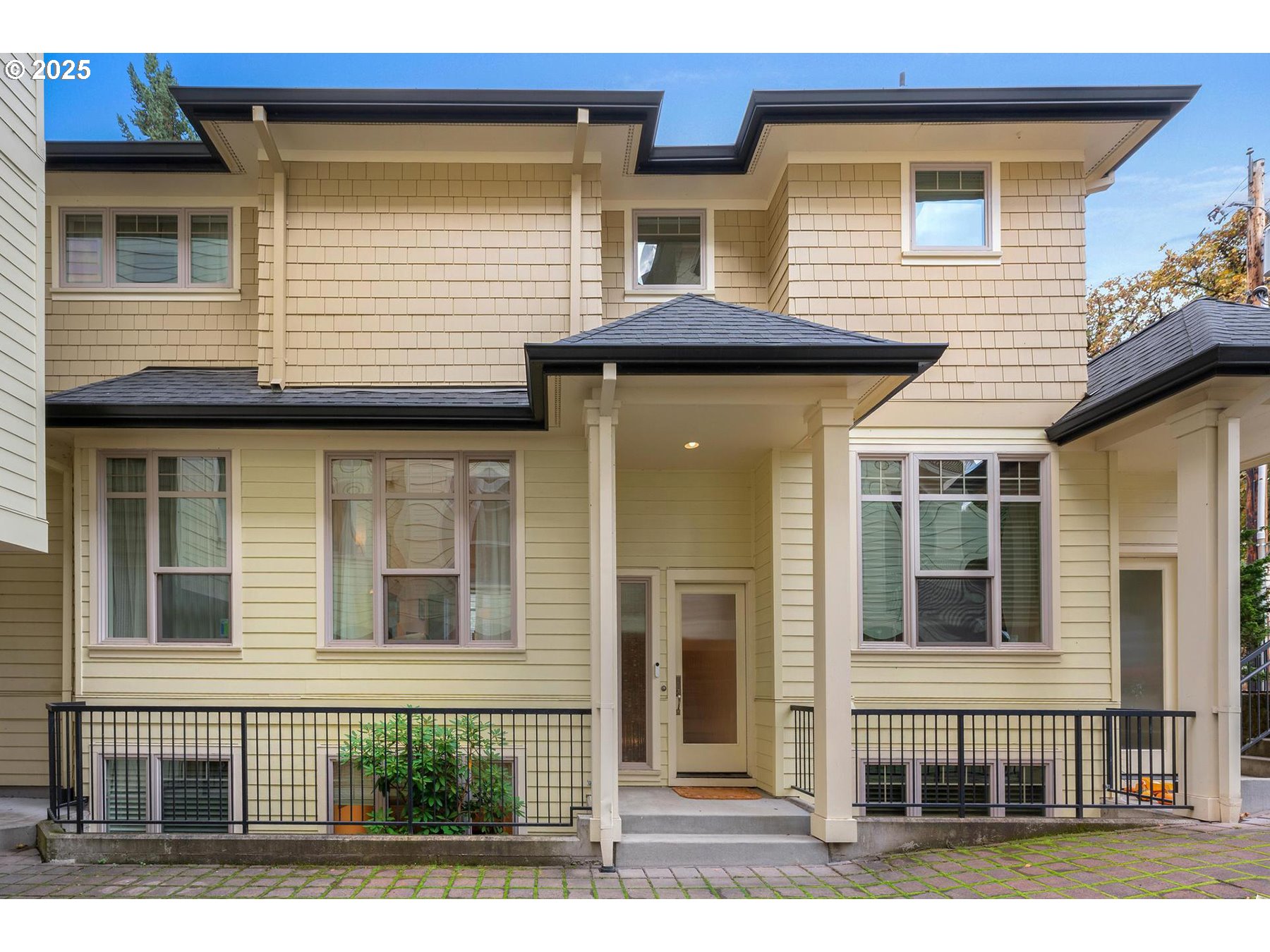2416 Southwest Cedar Street Portland, OR 97205 - Photo 2 of 33 Gallery Image 2