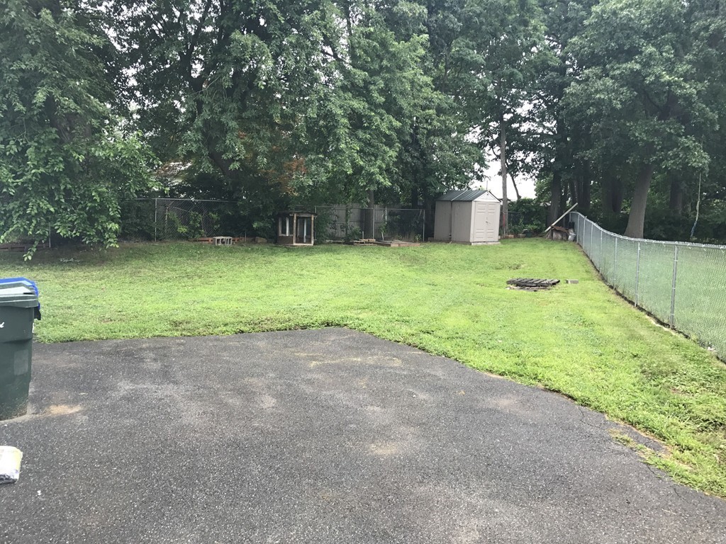 27-29 Dunhill Avenue Springfield, MA 01151 - Photo 3 of 11 Gallery Image 3