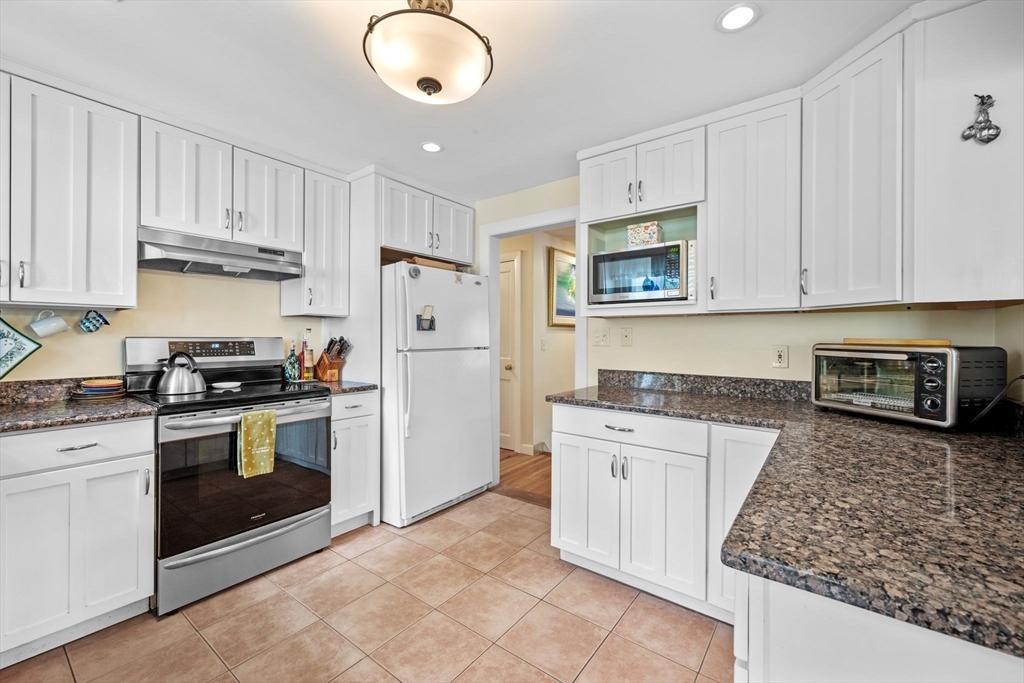 88 Moffatt Road Salem, MA 01970 - Photo 7 of 37
