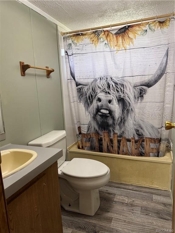 5590 Northwest 76th Avenue Chiefland, FL 32626 - Photo 9 of 22 a bathroom with a toilet a sink and bathtub
