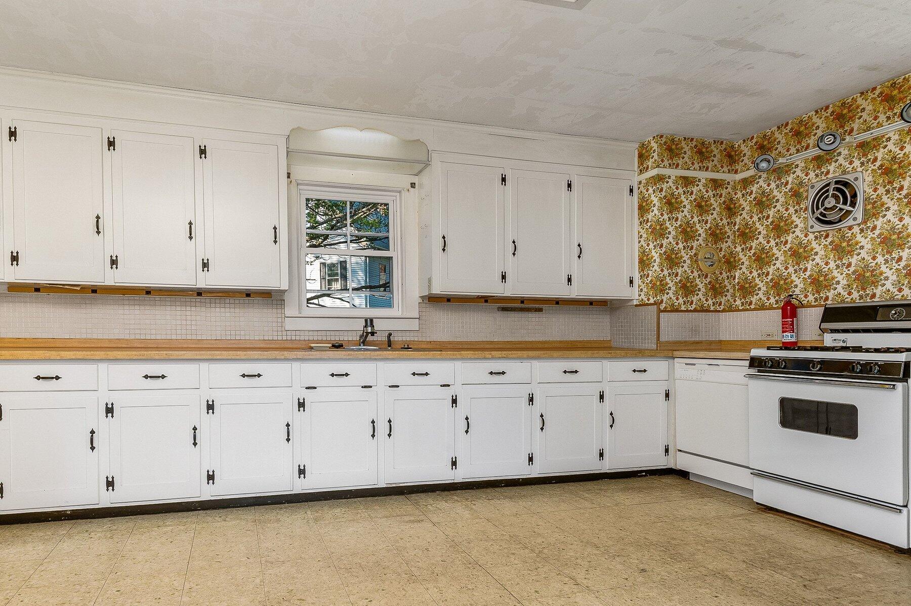 22 Rogers Road Kittery, ME 03904 - Photo 3 of 37 Kitchen