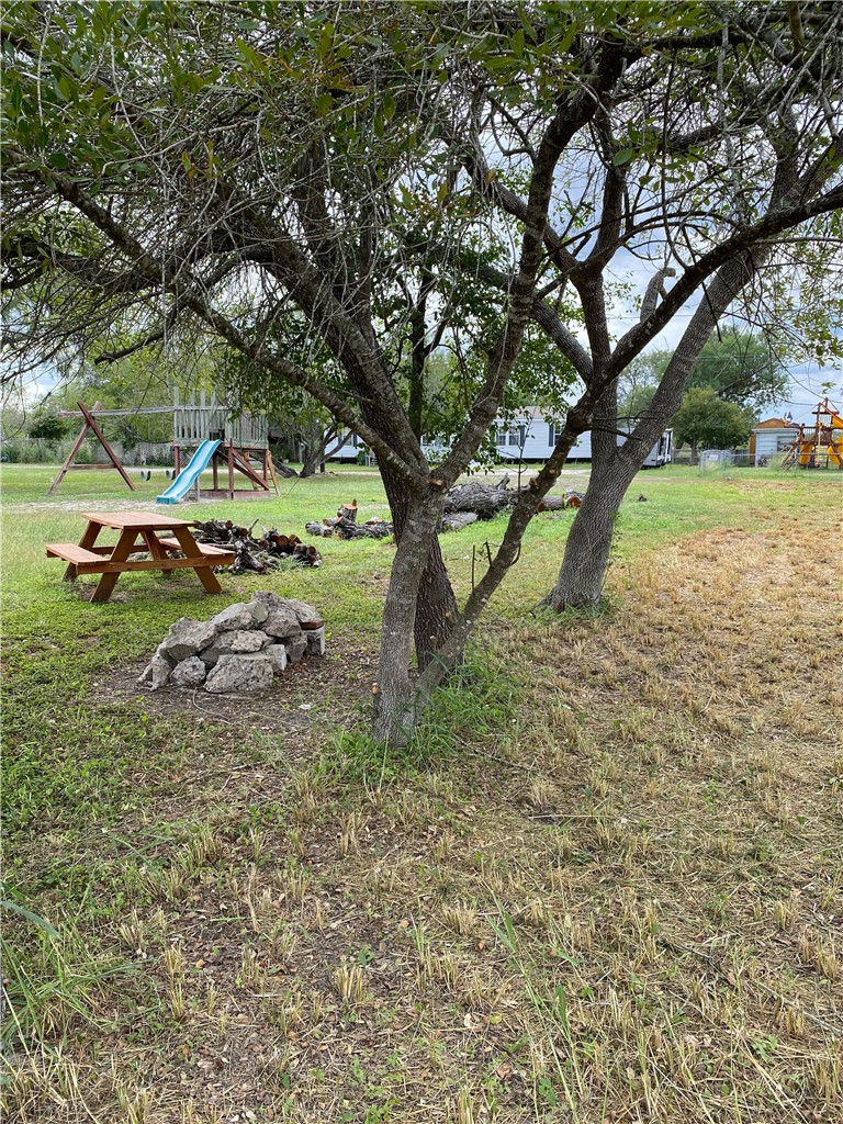 806 West 3rd Street Bishop, TX 78343 - Photo 2 of 4 a backyard of a house with lots of green space