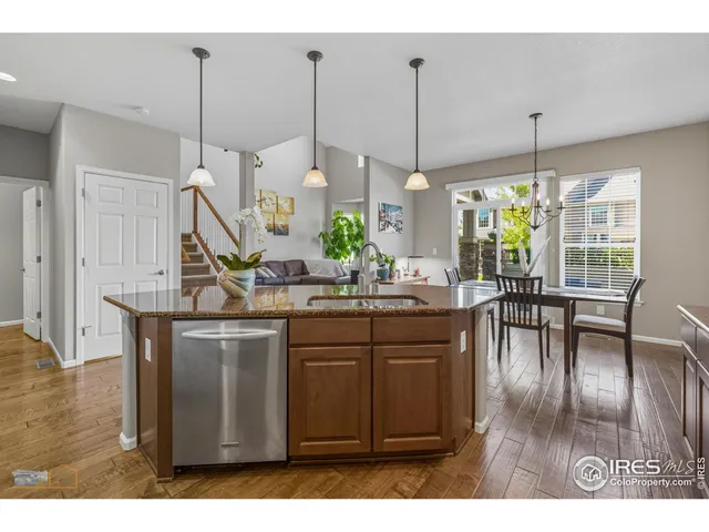 a kitchen with kitchen island granite countertop a stove a sink a center island in it