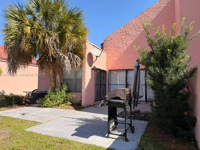 a view of a backyard