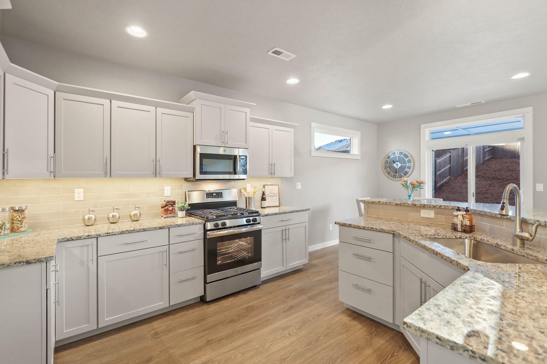 620 McKinney Ranch Road Sisters, OR 97759 - Photo 3 of 17 Hudson - Kitchen 4