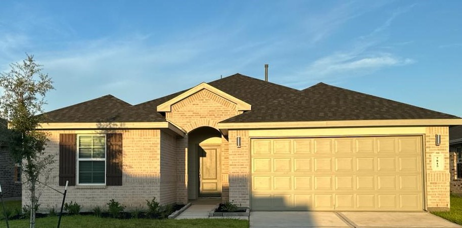 7815 Elm Birch Lane Rosharon, TX 77583 - Photo 2 of 19 a front view of a house with a yard