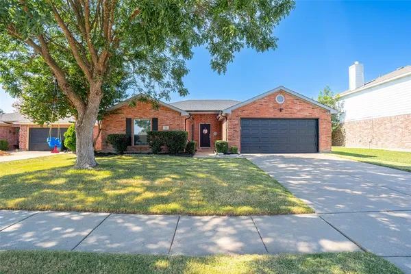 $290,000 | 424 Northeast Murphy Road, Burleson, TX 76028