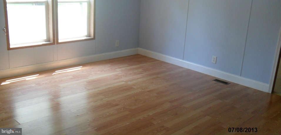 7776 Solomons Island Road Owings, MD 20736 - Photo 3 of 12 Living Room