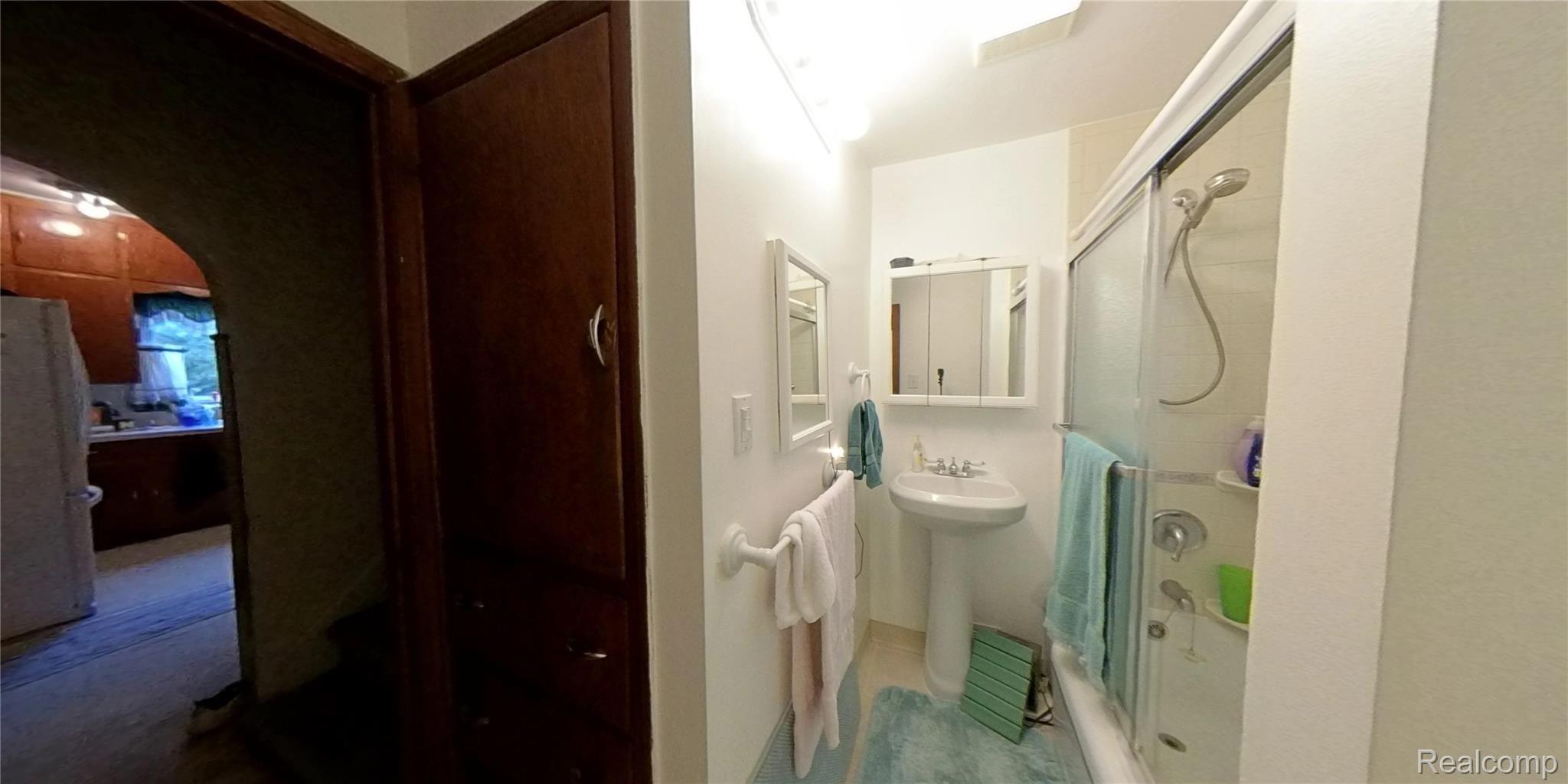 28644 Ecorse Road Romulus, MI 48174 - Photo 14 of 18 Main Bathroom.jpg