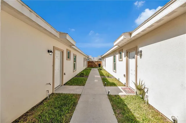 a view of a pathway with a white house