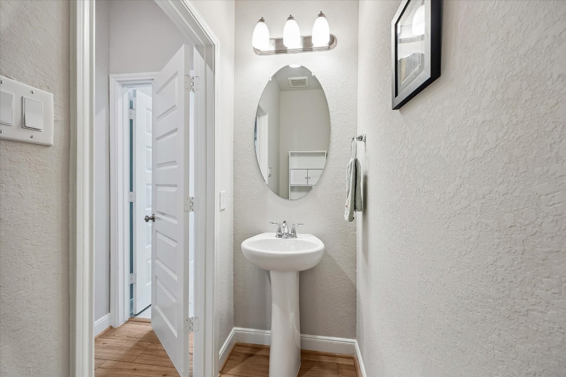 906 Barstow Drive Rosharon, TX 77583 - Photo 14 of 29 Half bathroom downstairs