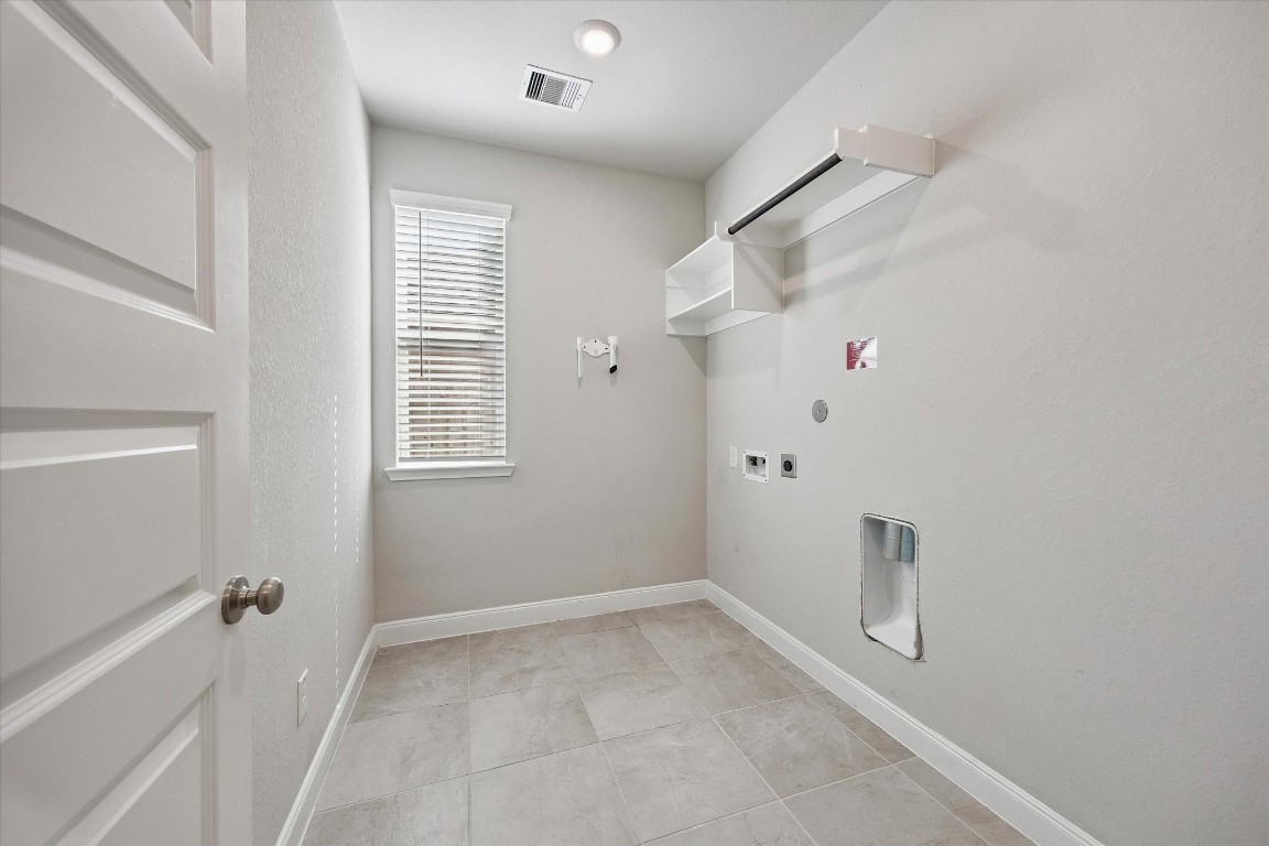 906 Barstow Drive Rosharon, TX 77583 - Photo 15 of 29 Laundry room