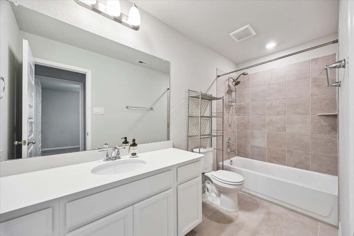 906 Barstow Drive Rosharon, TX 77583 - Photo 23 of 29 First of two bathrooms upstairs