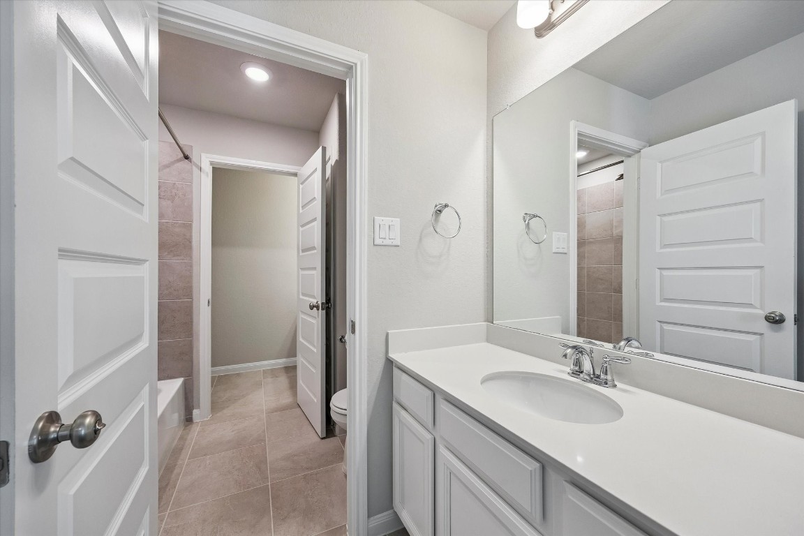 906 Barstow Drive Rosharon, TX 77583 - Photo 25 of 29 Jack and Jill bathroom upstairs
