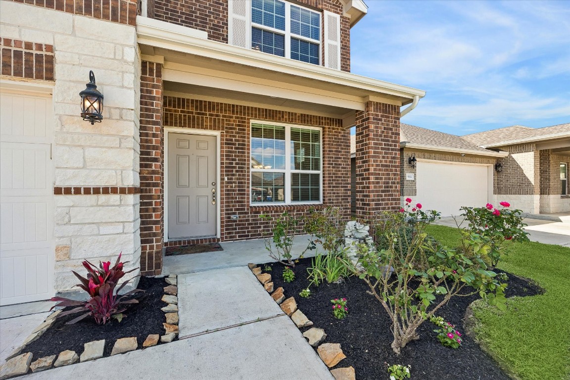 906 Barstow Drive Rosharon, TX 77583 - Photo 3 of 29