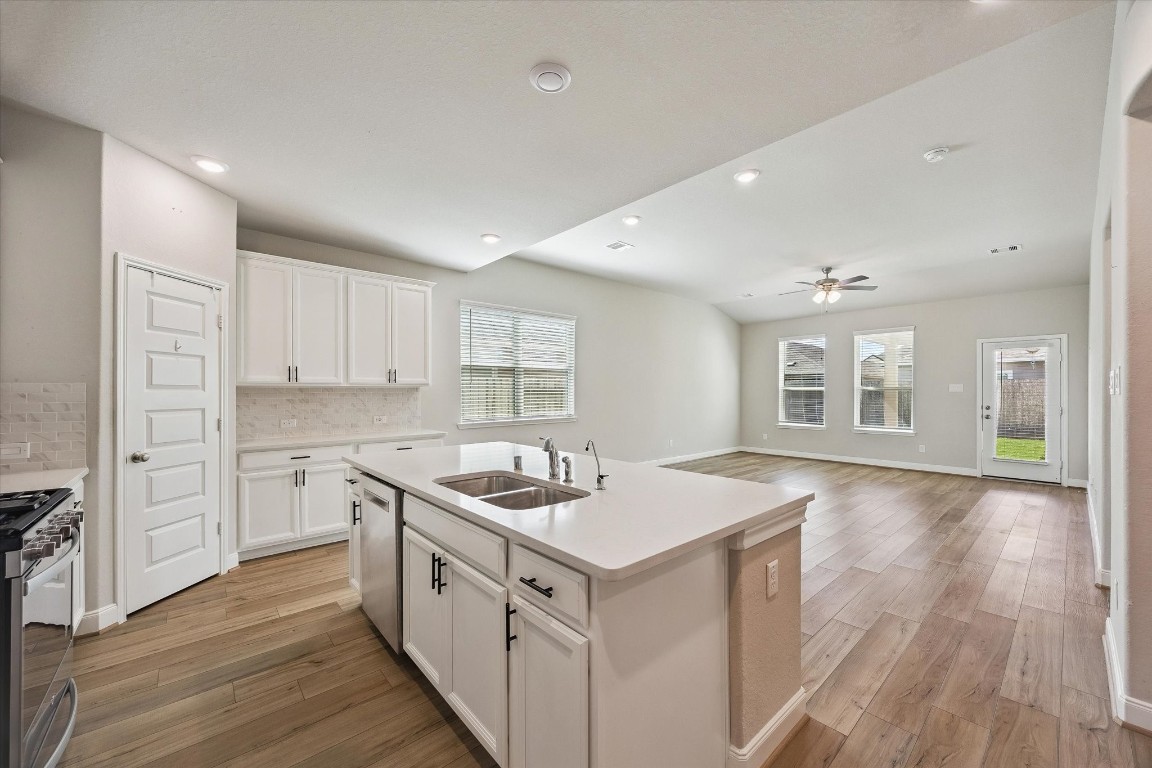 906 Barstow Drive Rosharon, TX 77583 - Photo 9 of 29 Overflowing with natural light throughout